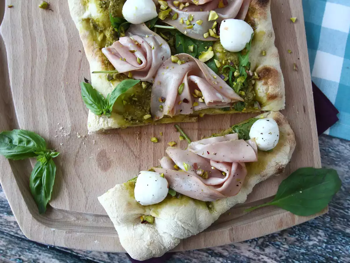 Pinsa z pesto i mortadelą, gotowa w 10 minut! - zdjęcie 2