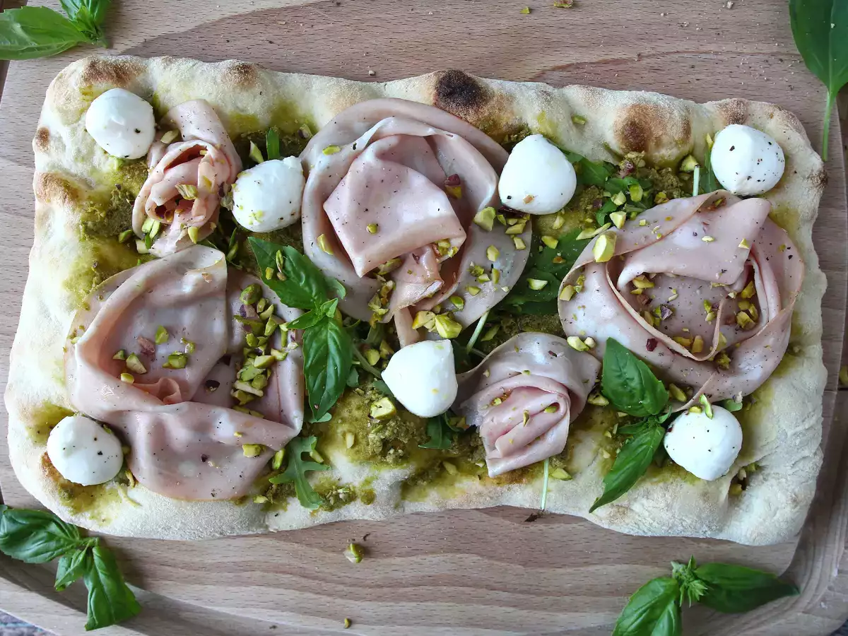 Pinsa z pesto i mortadelą, gotowa w 10 minut! - zdjęcie 3