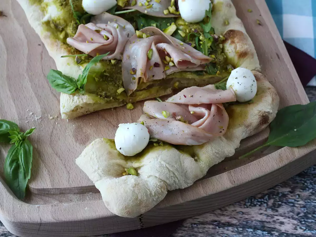 Pinsa z pesto i mortadelą, gotowa w 10 minut! - zdjęcie 4