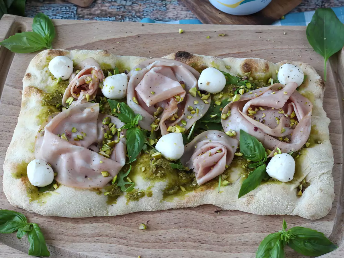 Pinsa z pesto i mortadelą, gotowa w 10 minut! - zdjęcie 5
