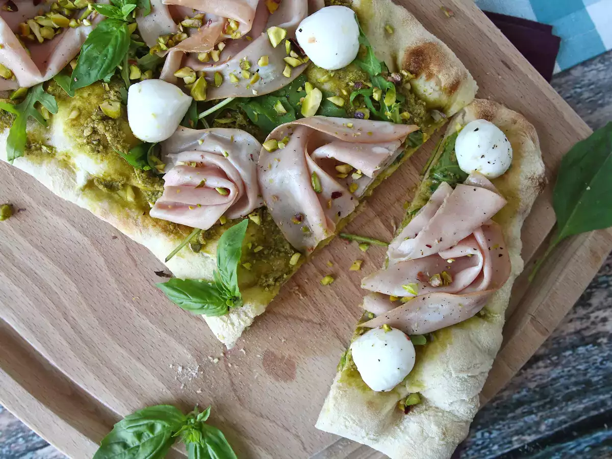 Pinsa z pesto i mortadelą, gotowa w 10 minut! - zdjęcie 4