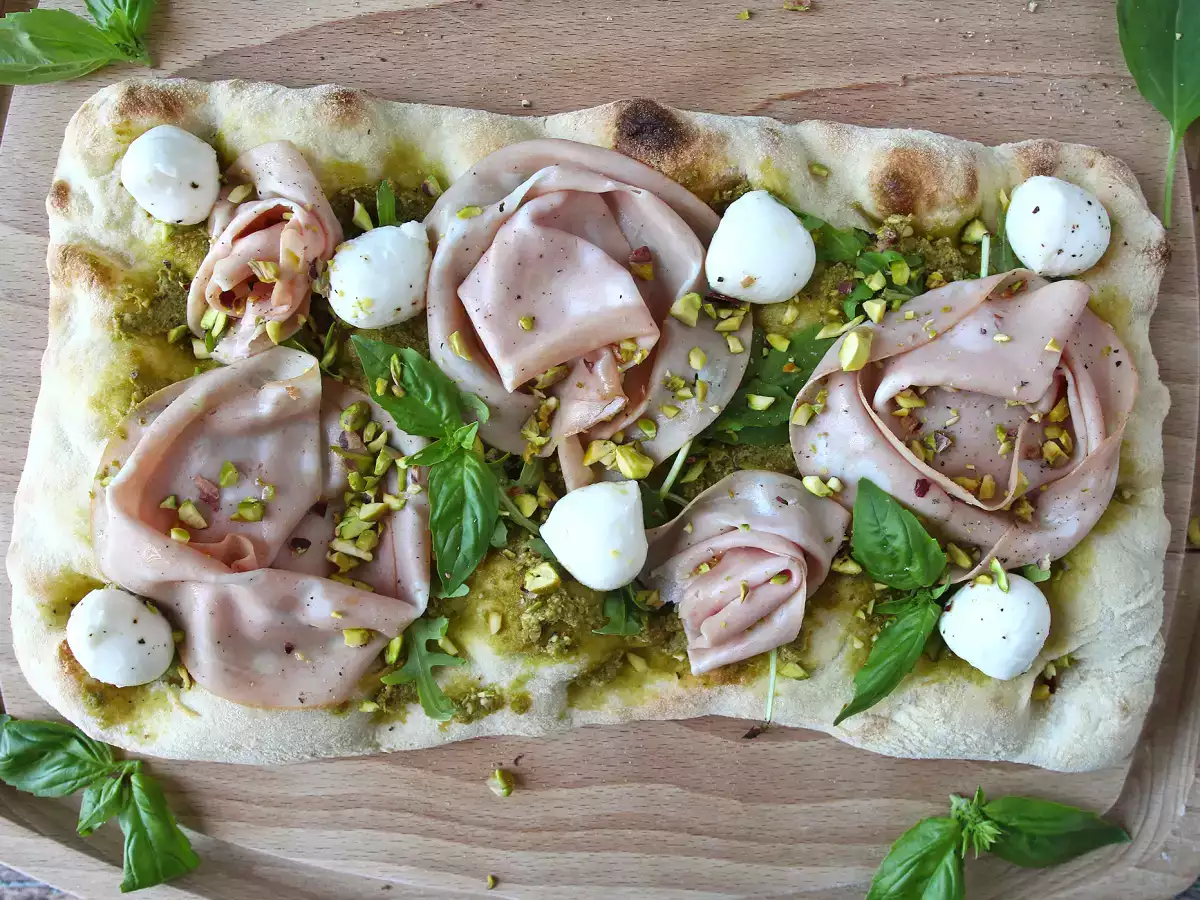 Pinsa z pesto i mortadelą, gotowa w 10 minut! - zdjęcie 3