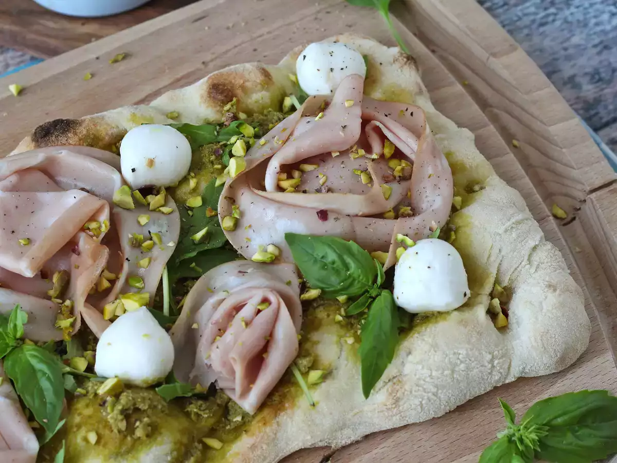 Pinsa z pesto i mortadelą, gotowa w 10 minut!