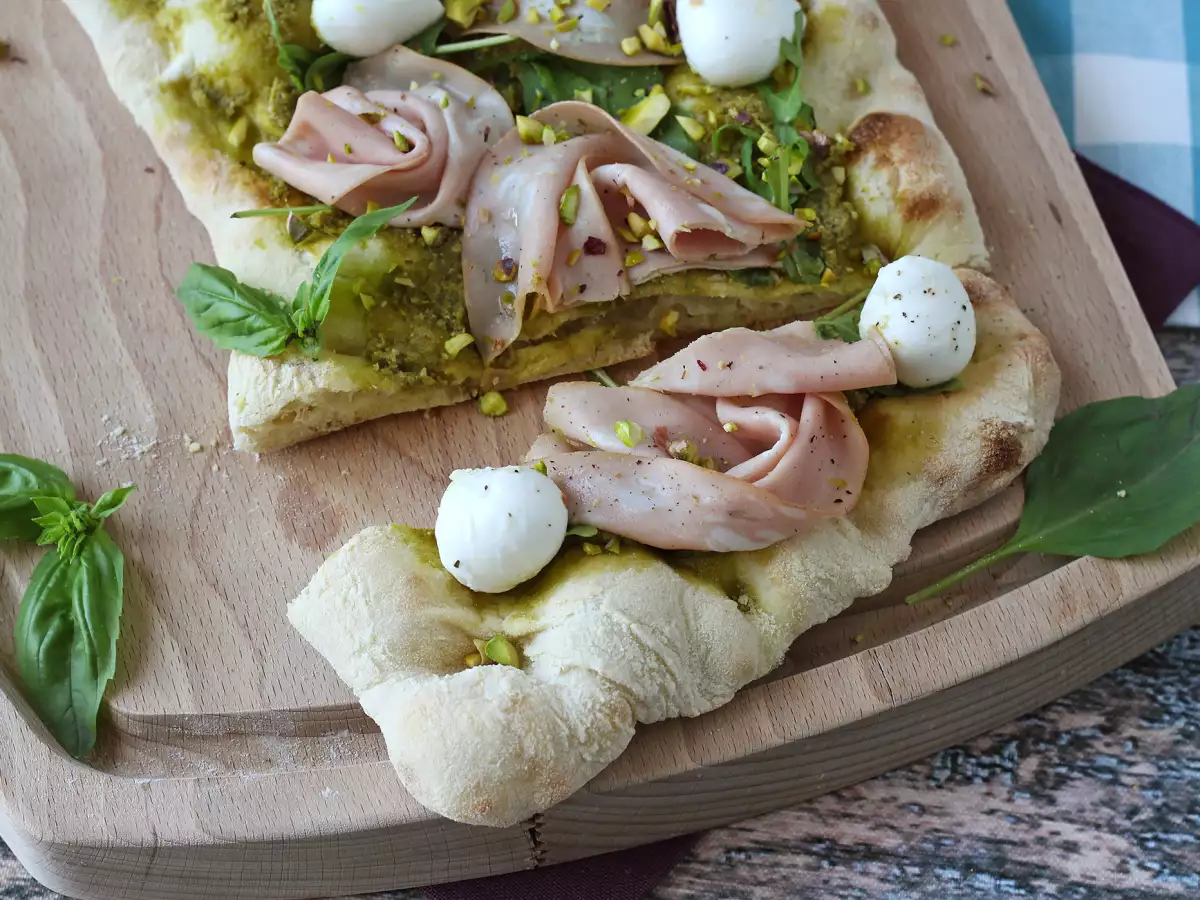 Pinsa z pesto i mortadelą, gotowa w 10 minut! - zdjęcie 6