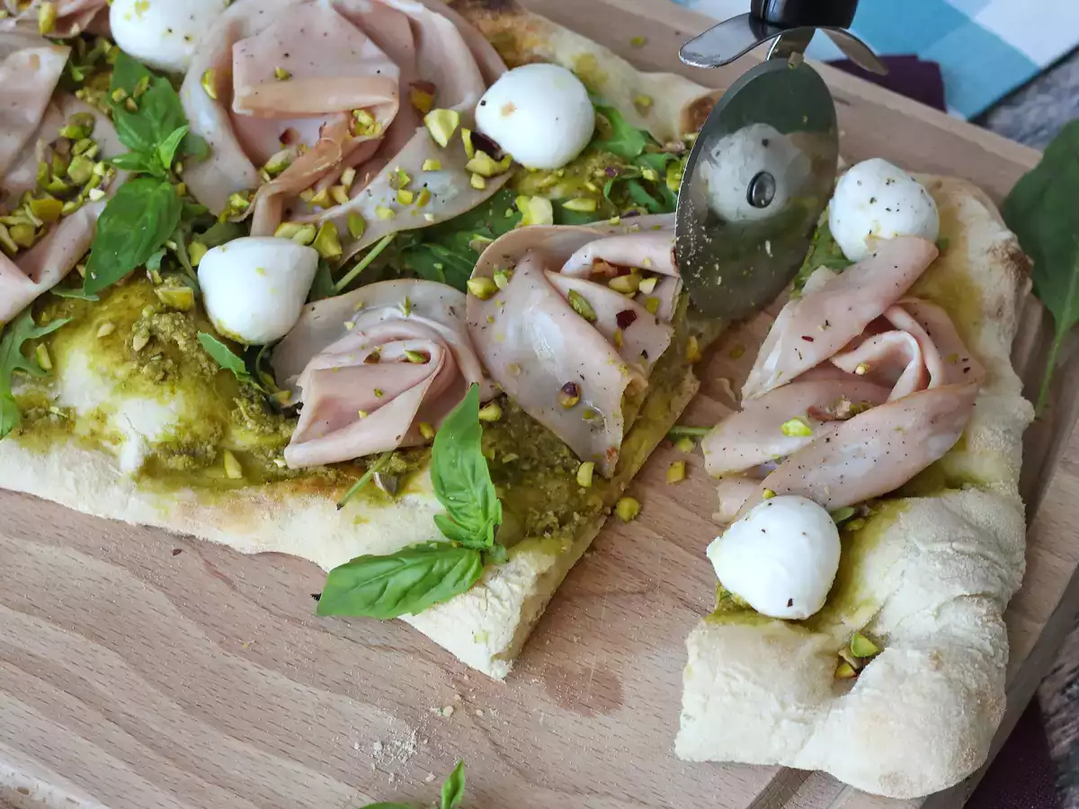 Pinsa z pesto i mortadelą, gotowa w 10 minut! - zdjęcie 8