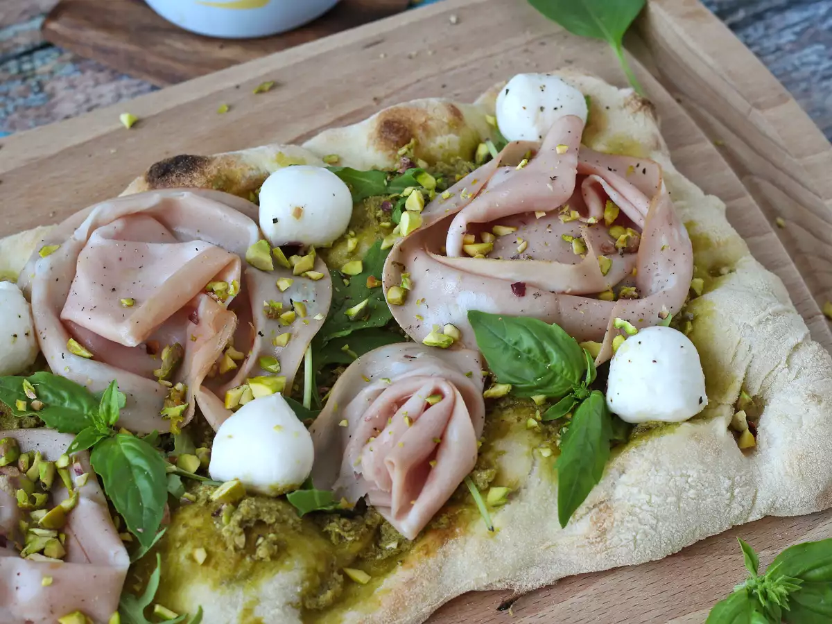 Pinsa z pesto i mortadelą, gotowa w 10 minut! - zdjęcie 5