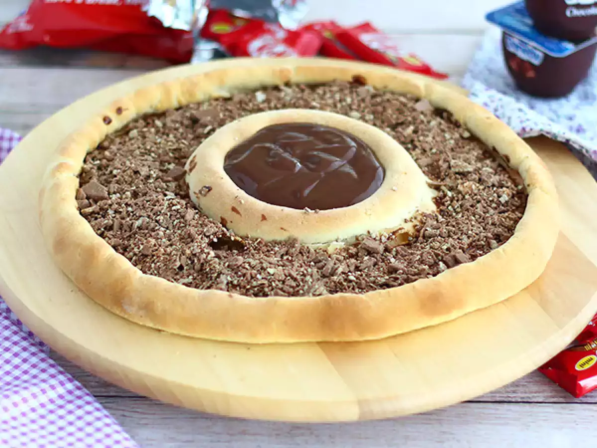Pizza z batonikami KitKat i czekoladowym deserem Danette