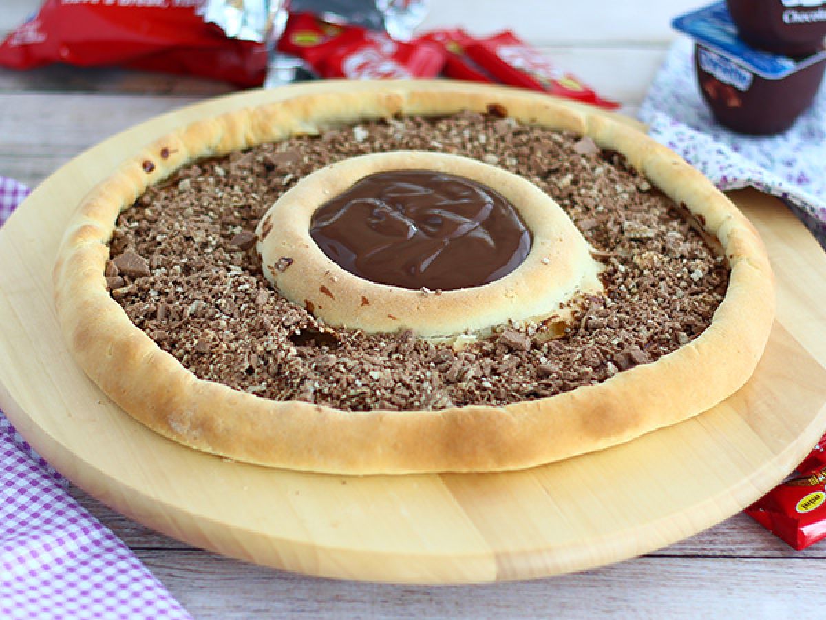 Pizza z Kit Kat i jogurtem czekoladowym Danette