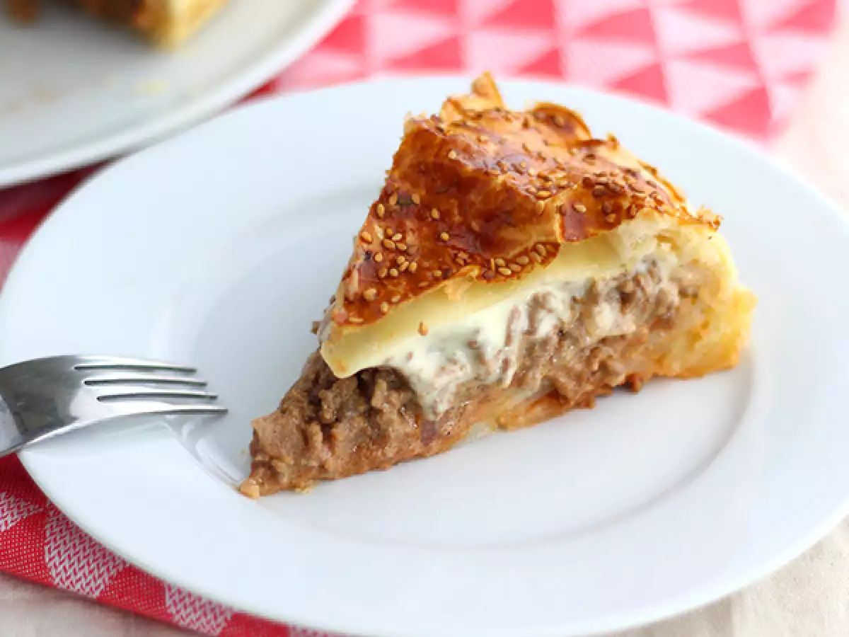 Placek z ciasta francuskiego à la cheeseburger – idealny do dzielenia się! - zdjęcie 2