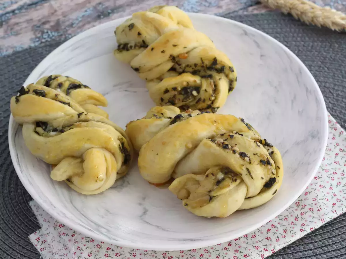 Plecione bułeczki z pesto