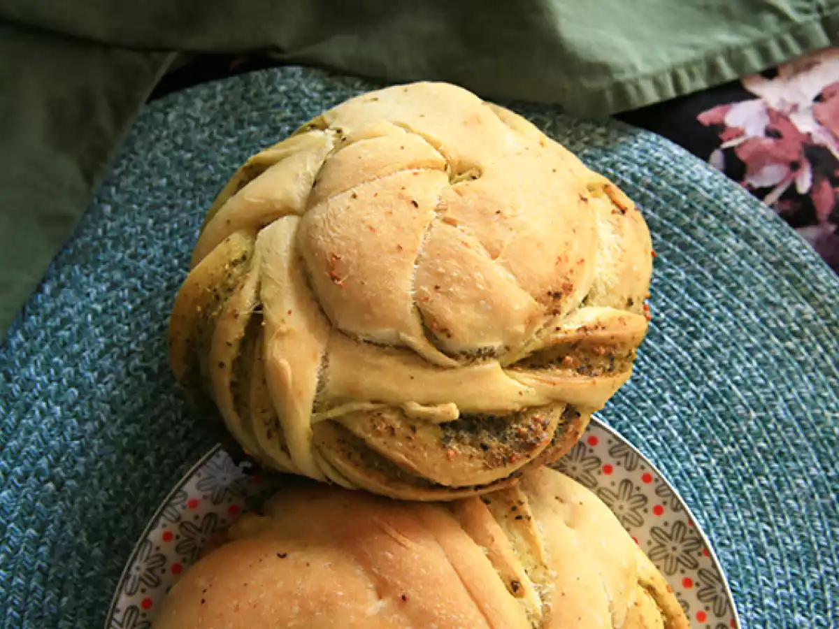 Plecione bułki z zielonym pesto - zdjęcie 3