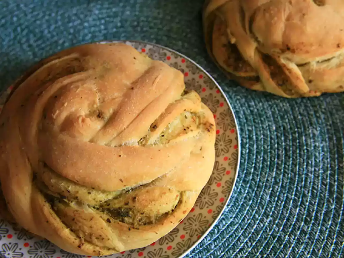 Plecione bułki z zielonym pesto - zdjęcie 4