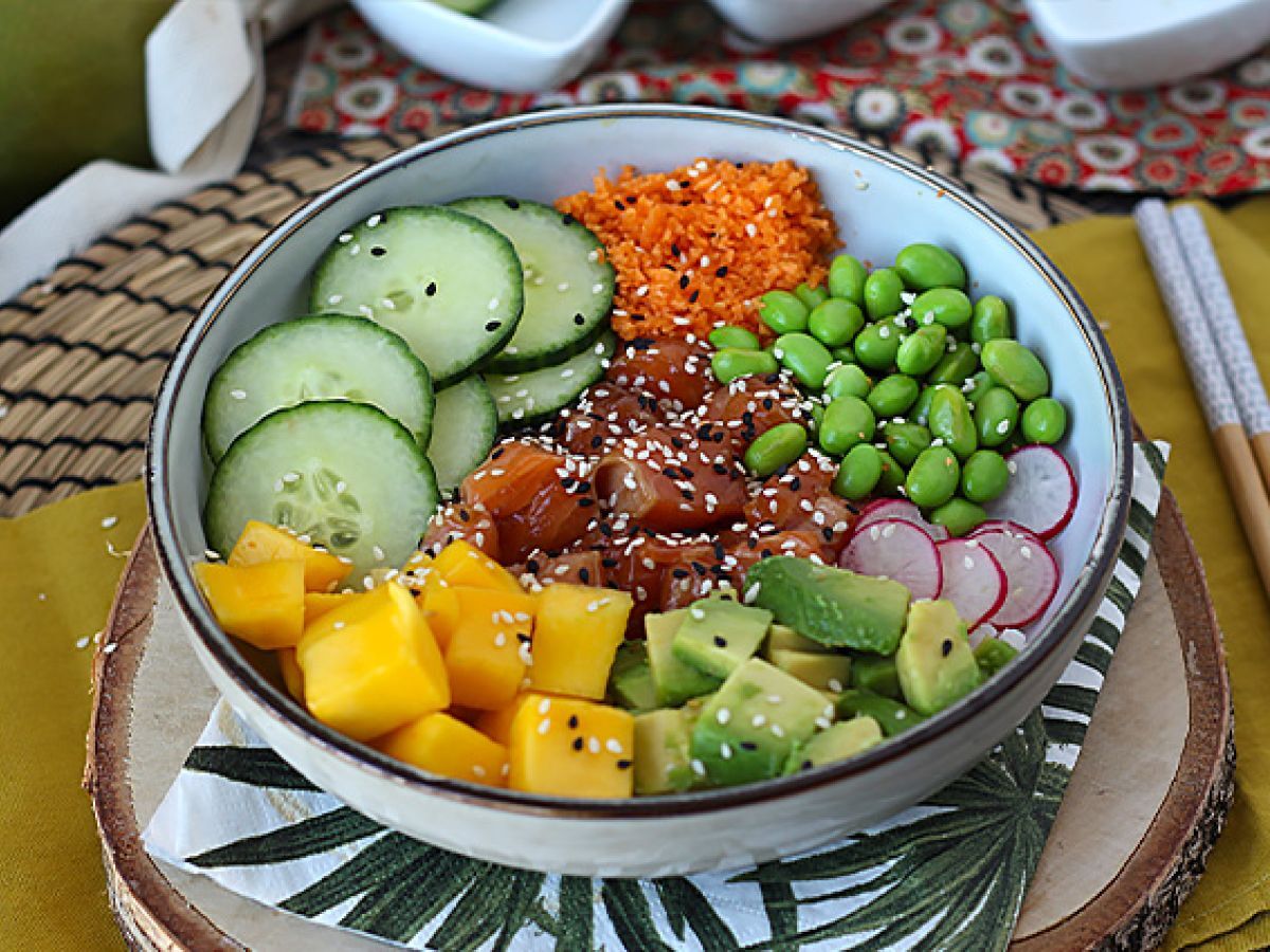 Poké bowl z łososiem