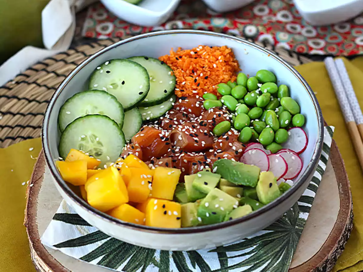 Poké bowl z łososiem
