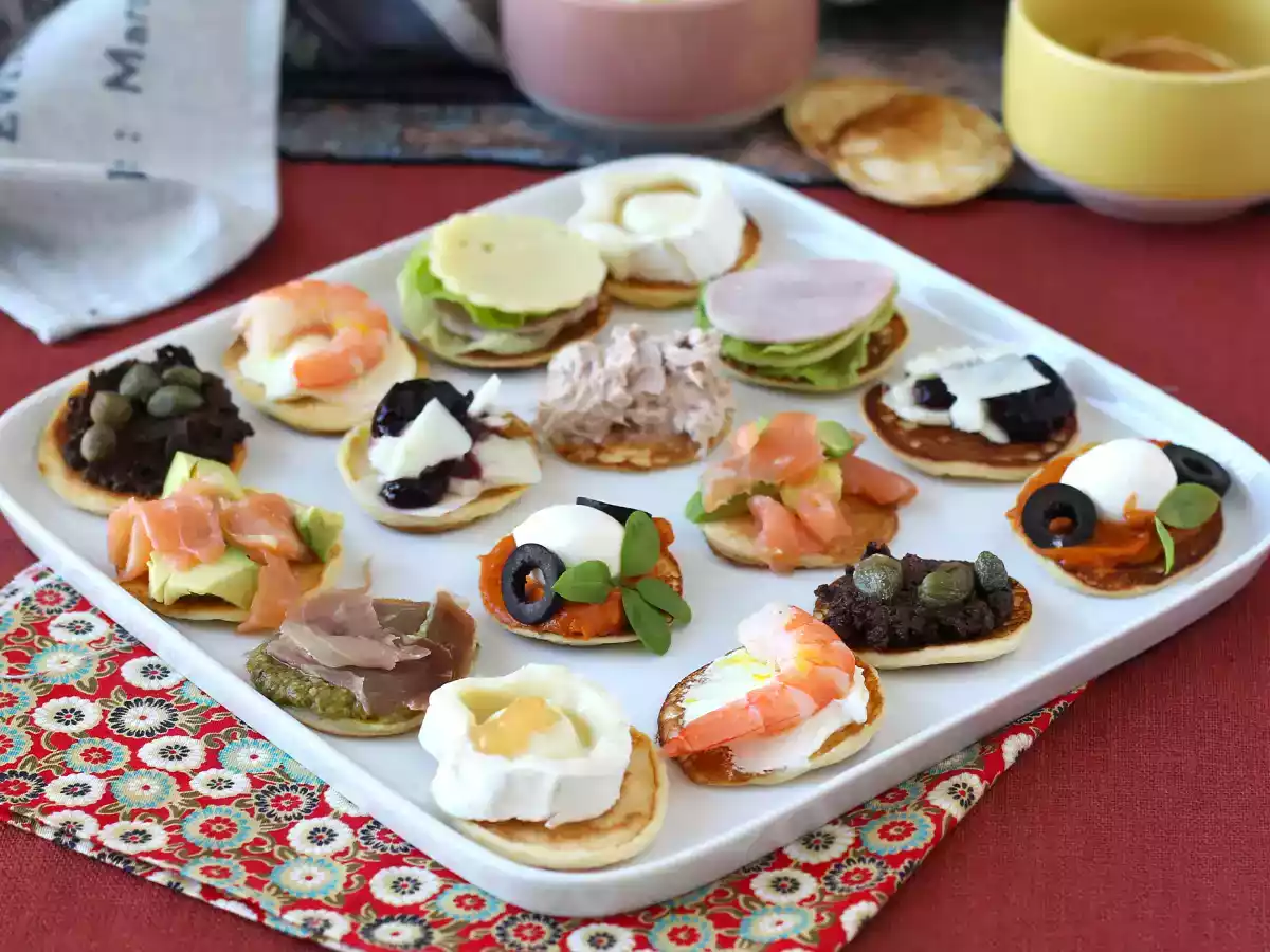 Półmisek blinów z nadzieniami, idealny urozmaicony aperitif na sezon świąteczny