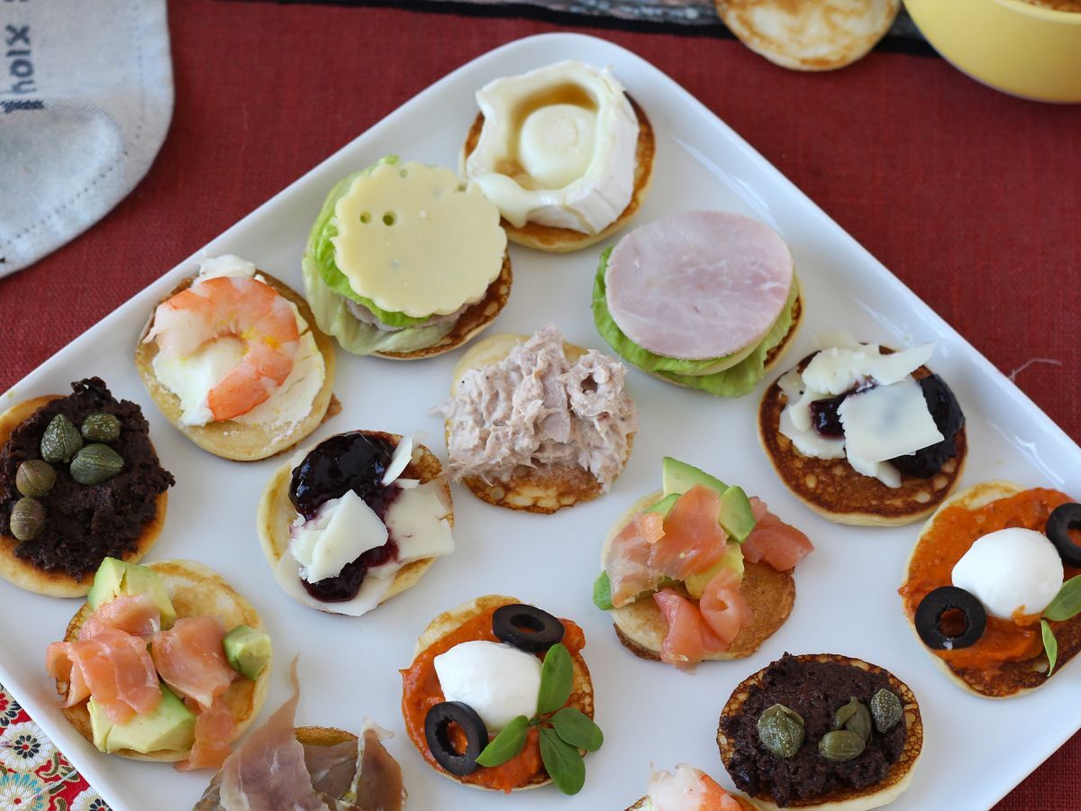 Półmisek blinów z nadzieniami, idealny urozmaicony aperitif na sezon świąteczny - zdjęcie 2