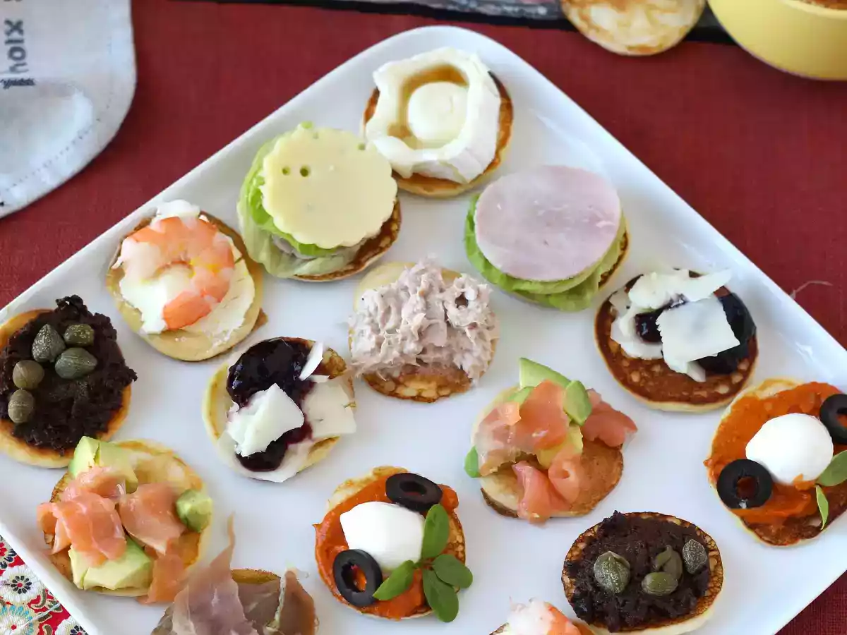 Półmisek blinów z nadzieniami, idealny urozmaicony aperitif na sezon świąteczny - zdjęcie 2