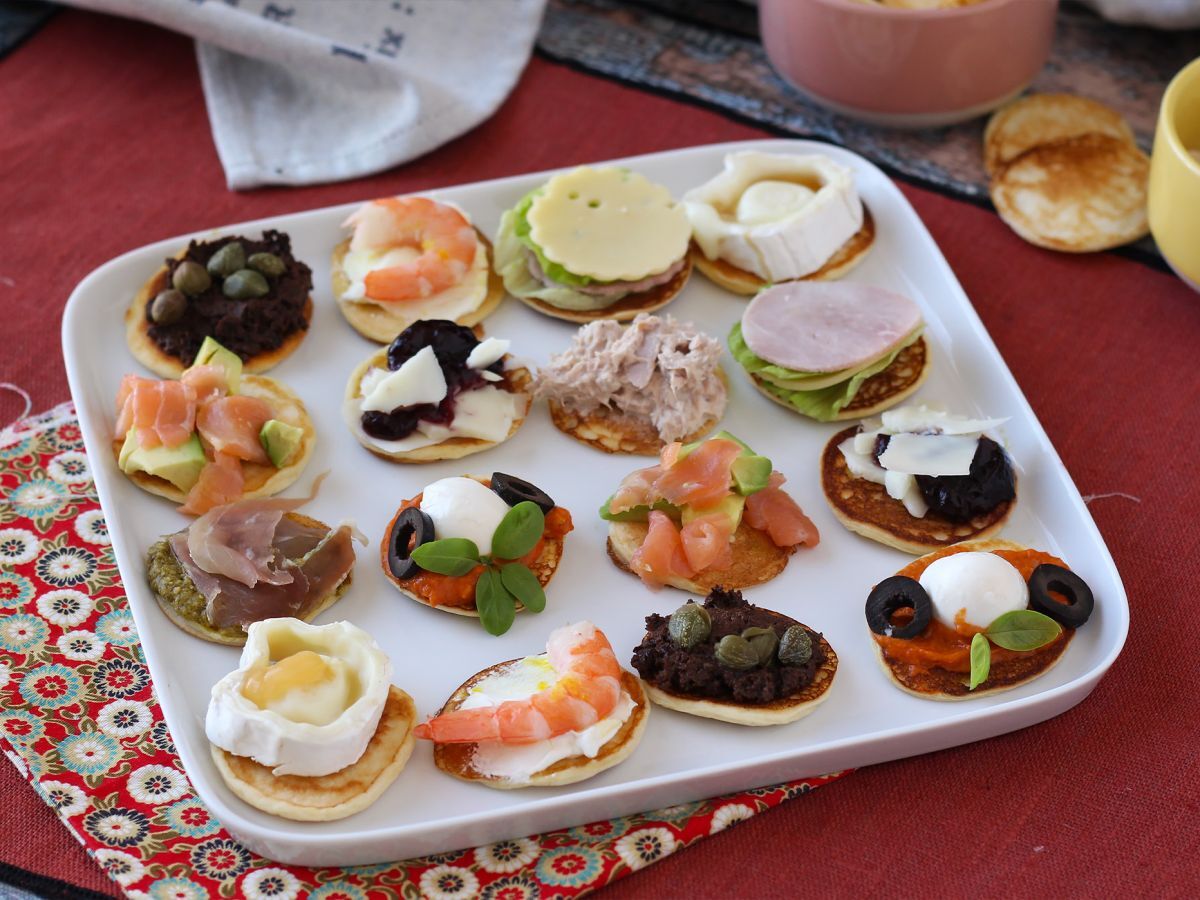 Półmisek blinów z nadzieniami, idealny urozmaicony aperitif na sezon świąteczny - zdjęcie 3