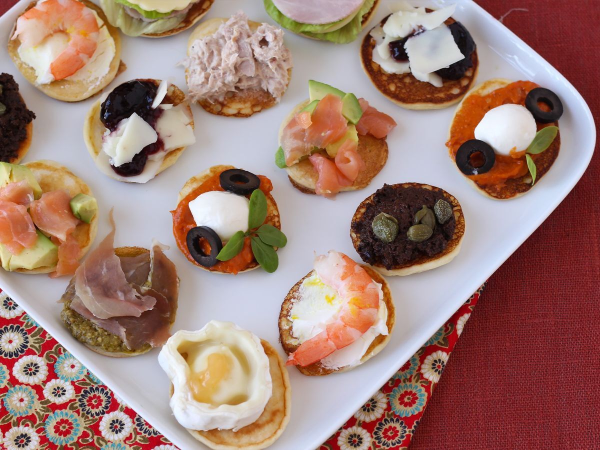 Półmisek blinów z nadzieniami, idealny urozmaicony aperitif na sezon świąteczny - zdjęcie 4