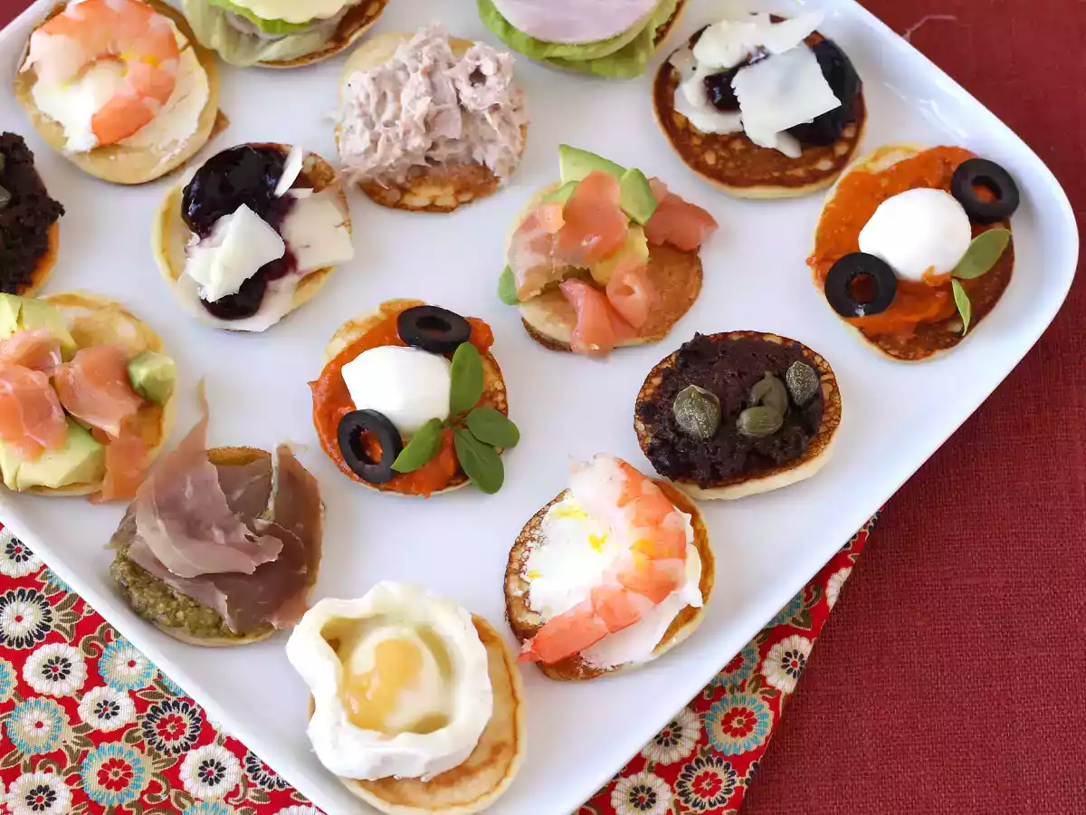 Półmisek blinów z nadzieniami, idealny urozmaicony aperitif na sezon świąteczny - zdjęcie 4