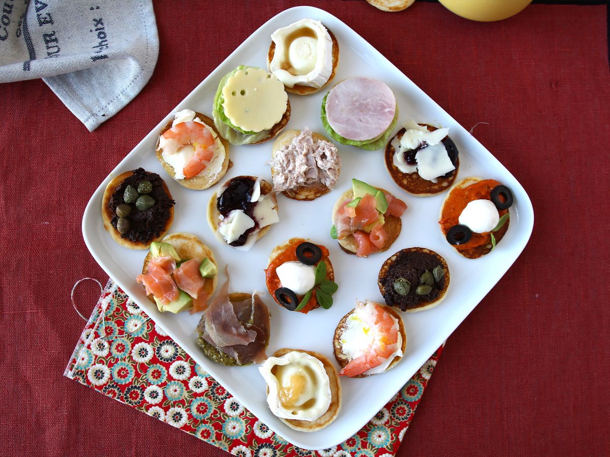 Półmisek blinów z nadzieniami, idealny urozmaicony aperitif na sezon świąteczny - zdjęcie 5