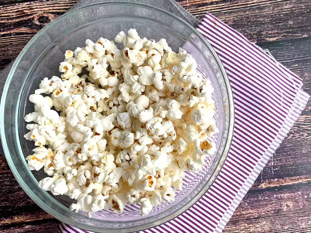 Popcorn bez oleju przygotowany w mikrofalówce