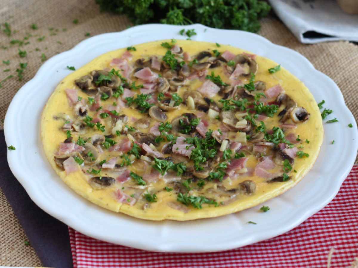 Prosta omlet z pieczarkami, szynką i natką pietruszki