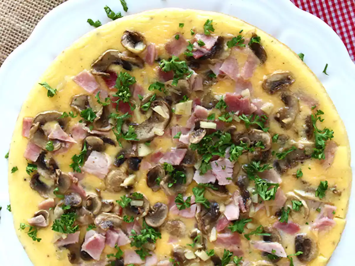 Prosta omlet z pieczarkami, szynką i natką pietruszki - zdjęcie 2