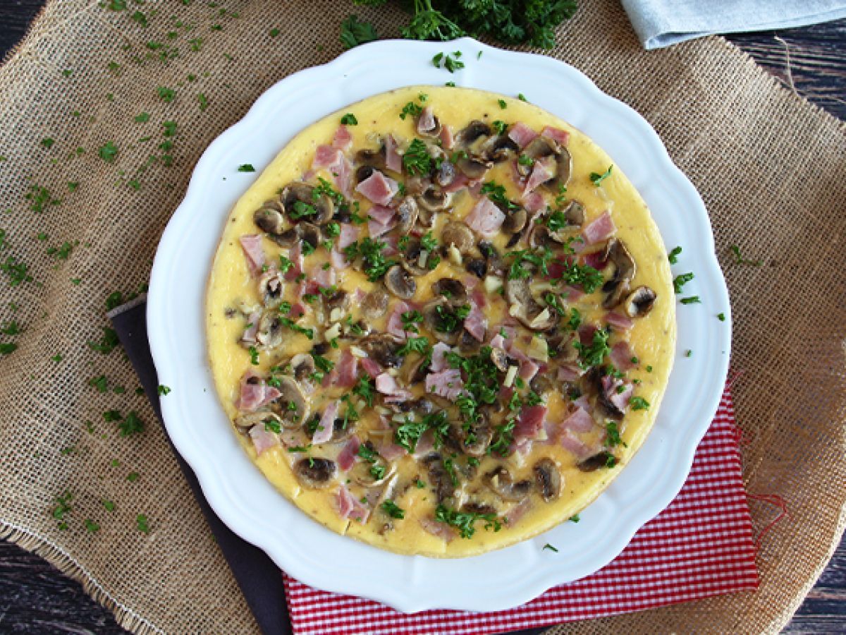 Prosta omlet z pieczarkami, szynką i natką pietruszki - zdjęcie 3