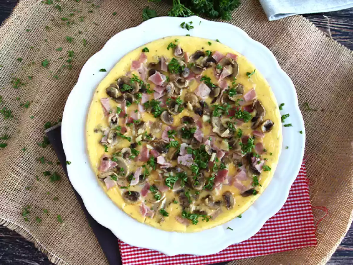 Prosta omlet z pieczarkami, szynką i natką pietruszki - zdjęcie 3