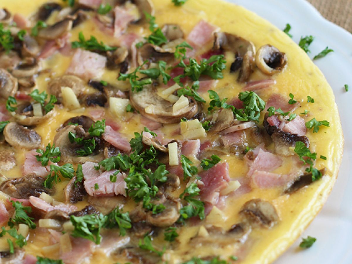 Prosta omlet z pieczarkami, szynką i natką pietruszki - zdjęcie 4