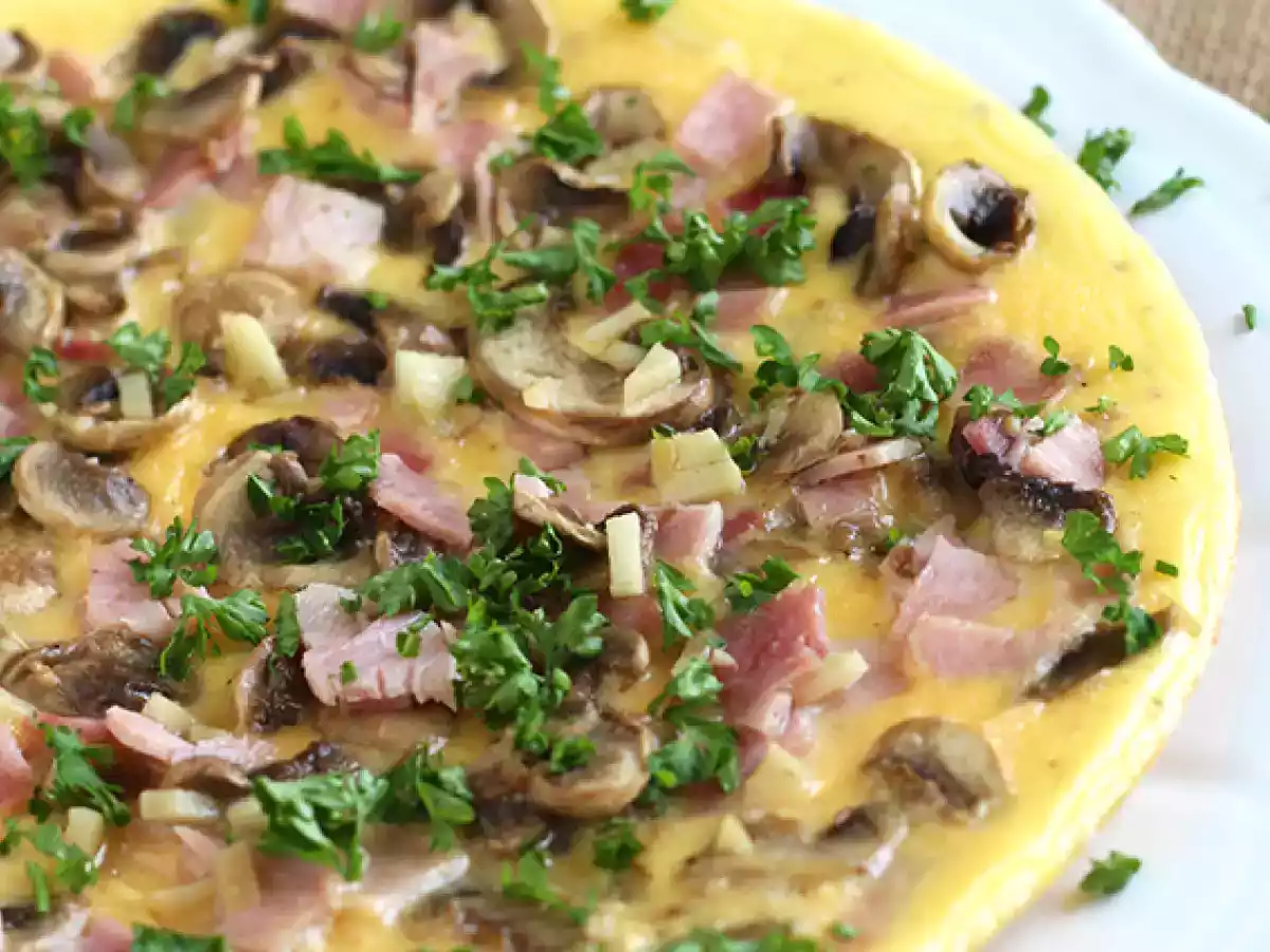 Prosta omlet z pieczarkami, szynką i natką pietruszki - zdjęcie 4