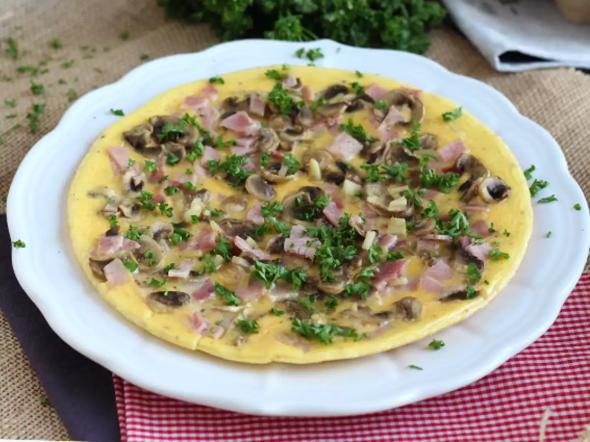Prosty omlet z pieczarkami, szynką i natką pietruszki