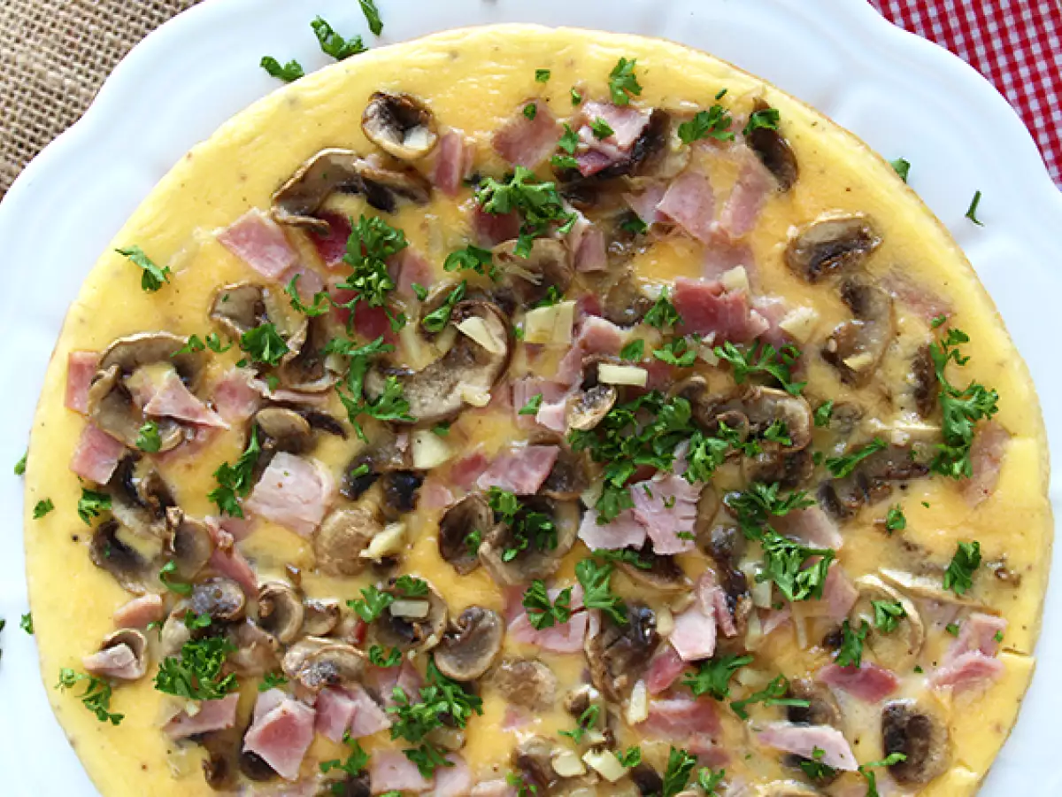 Prosty omlet z pieczarkami, szynką i natką pietruszki - zdjęcie 2
