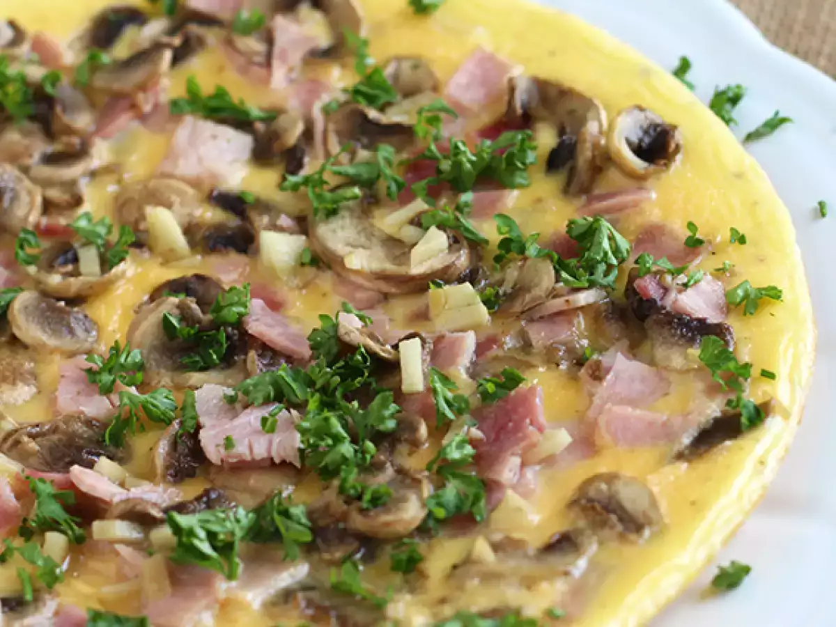 Prosty omlet z pieczarkami, szynką i natką pietruszki - zdjęcie 4