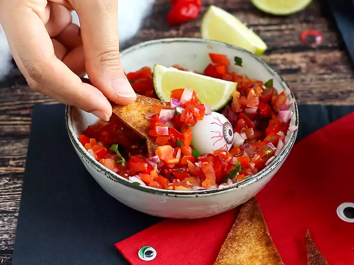 Przekąskowe kapelusze czarownic z chipsów tortilla - zdjęcie 2