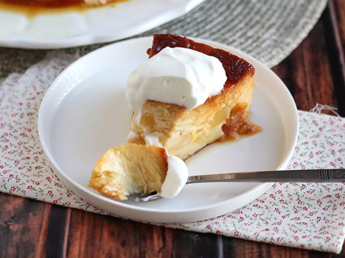 Pudding jabłkowo-karmelowy z croissantami - zdjęcie 3