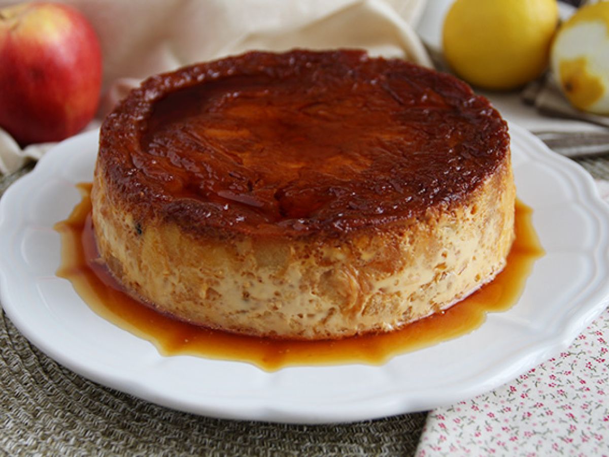 Pudding jabłkowo-karmelowy z rogalikami