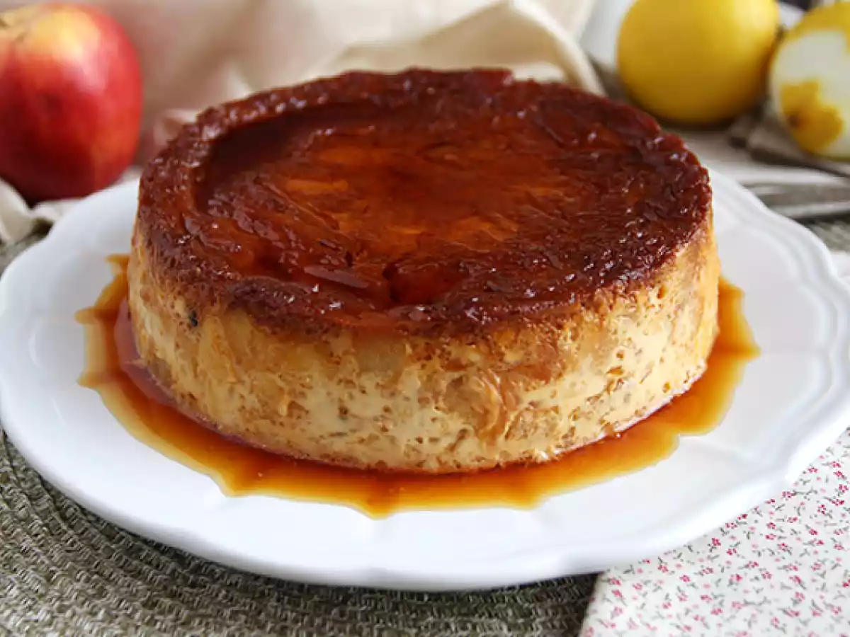 Pudding jabłkowo-karmelowy z rogalikami