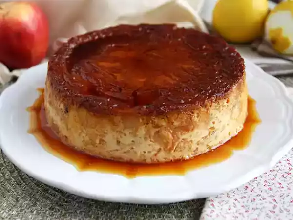 Przepis Pudding jabłkowo-karmelowy z rogalikami