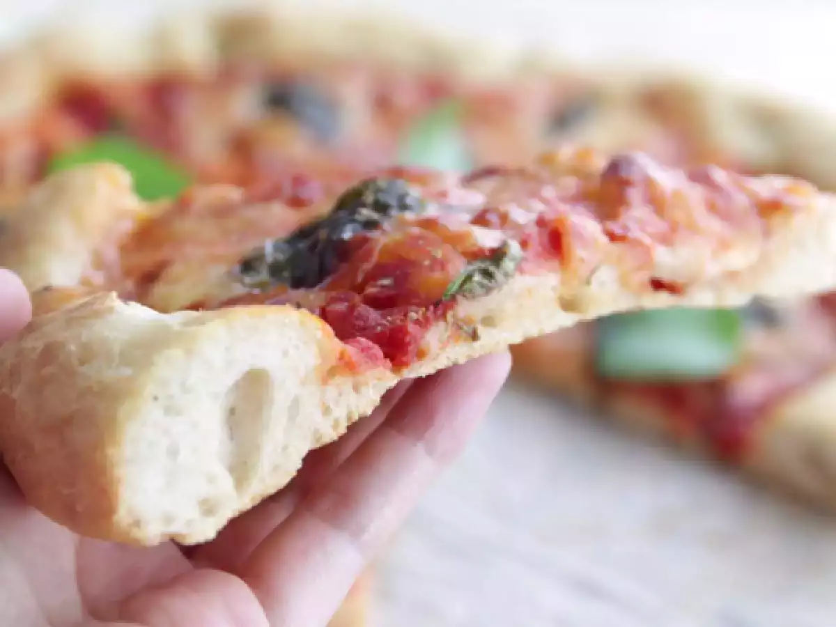 Puszysta pizza Margherita - zdjęcie 4