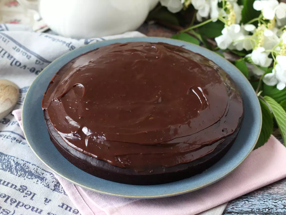 Puszyste ciasto Nega Maluca z polewą brigadeiro - zdjęcie 3