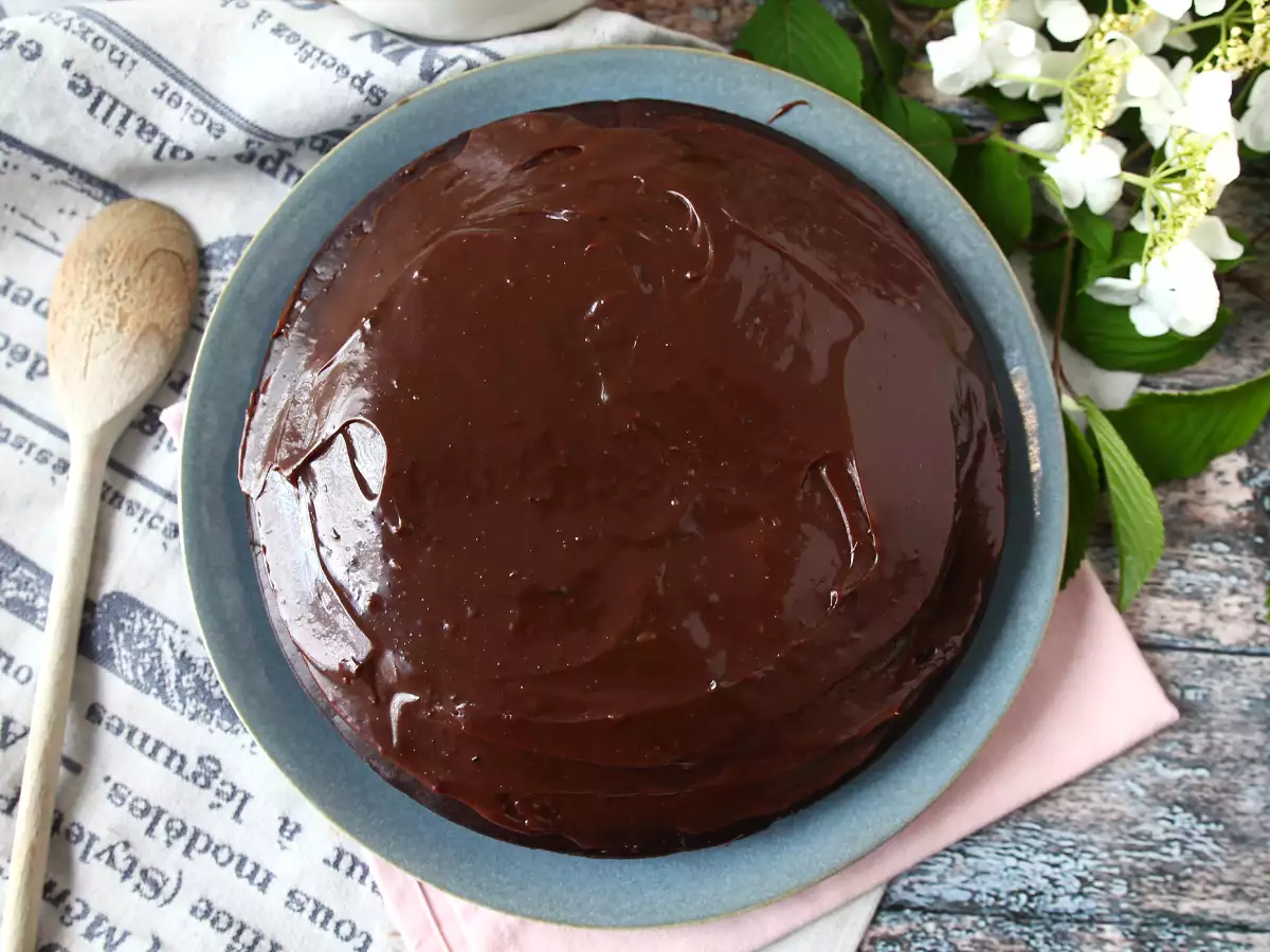 Puszyste ciasto Nega Maluca z polewą brigadeiro - zdjęcie 4