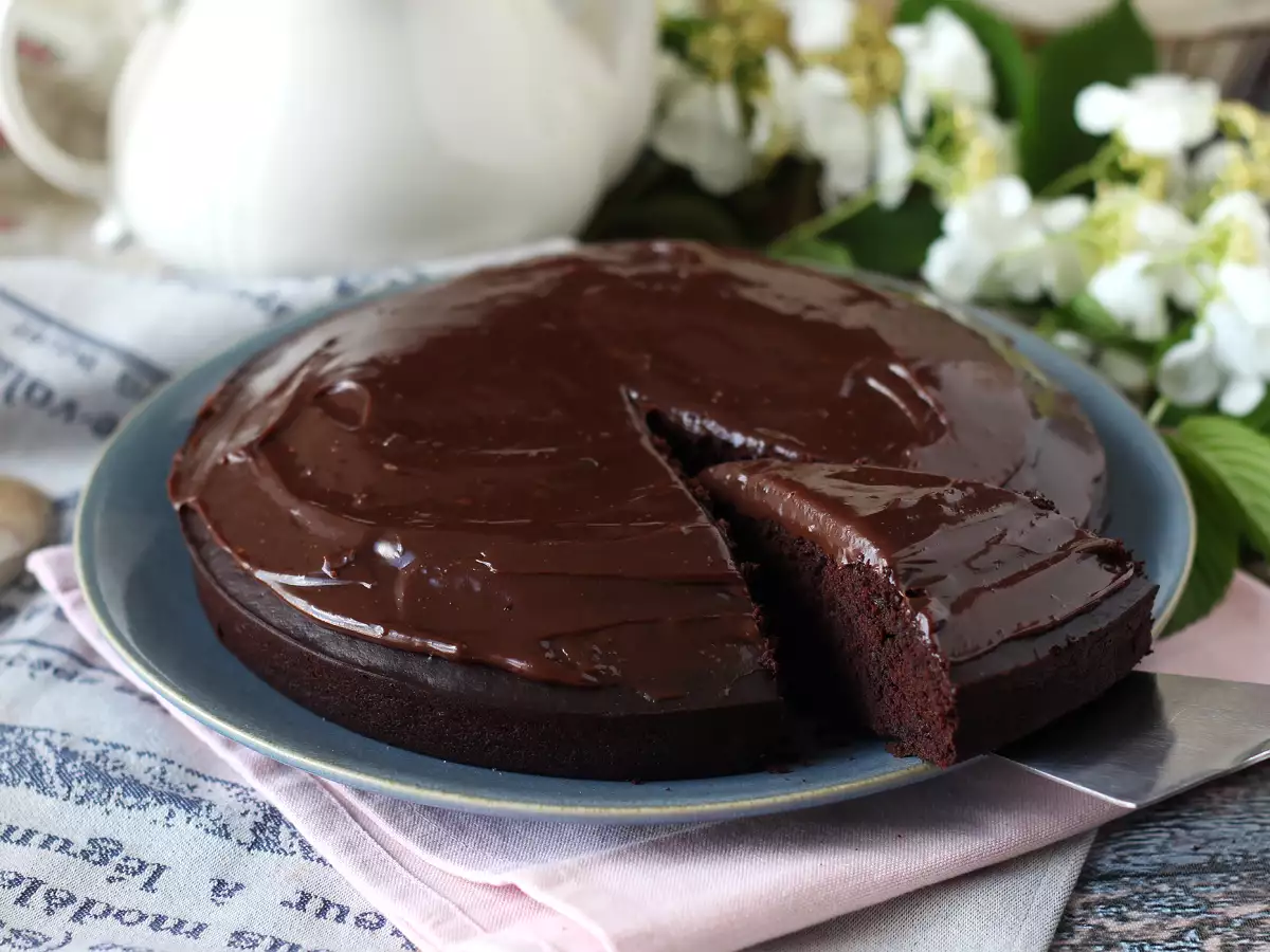 Puszyste ciasto Nega Maluca z polewą brigadeiro - zdjęcie 5