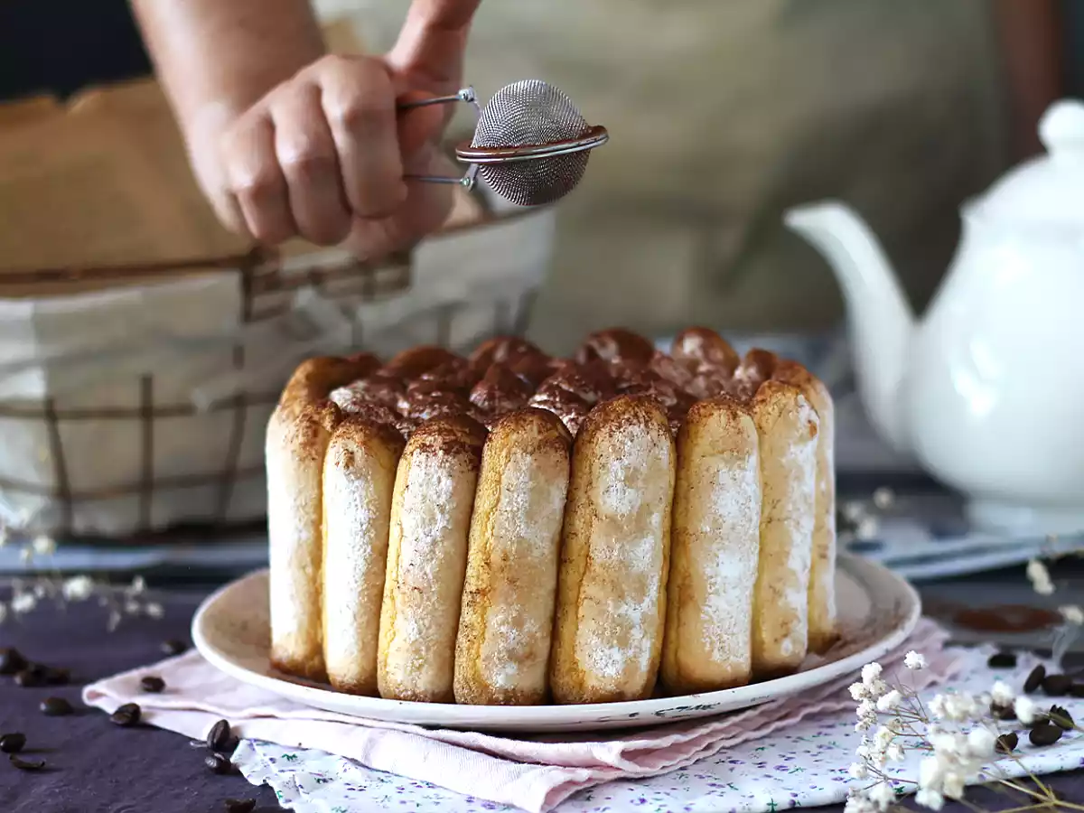 Pyszna charlotte w stylu tiramisu bez jajek