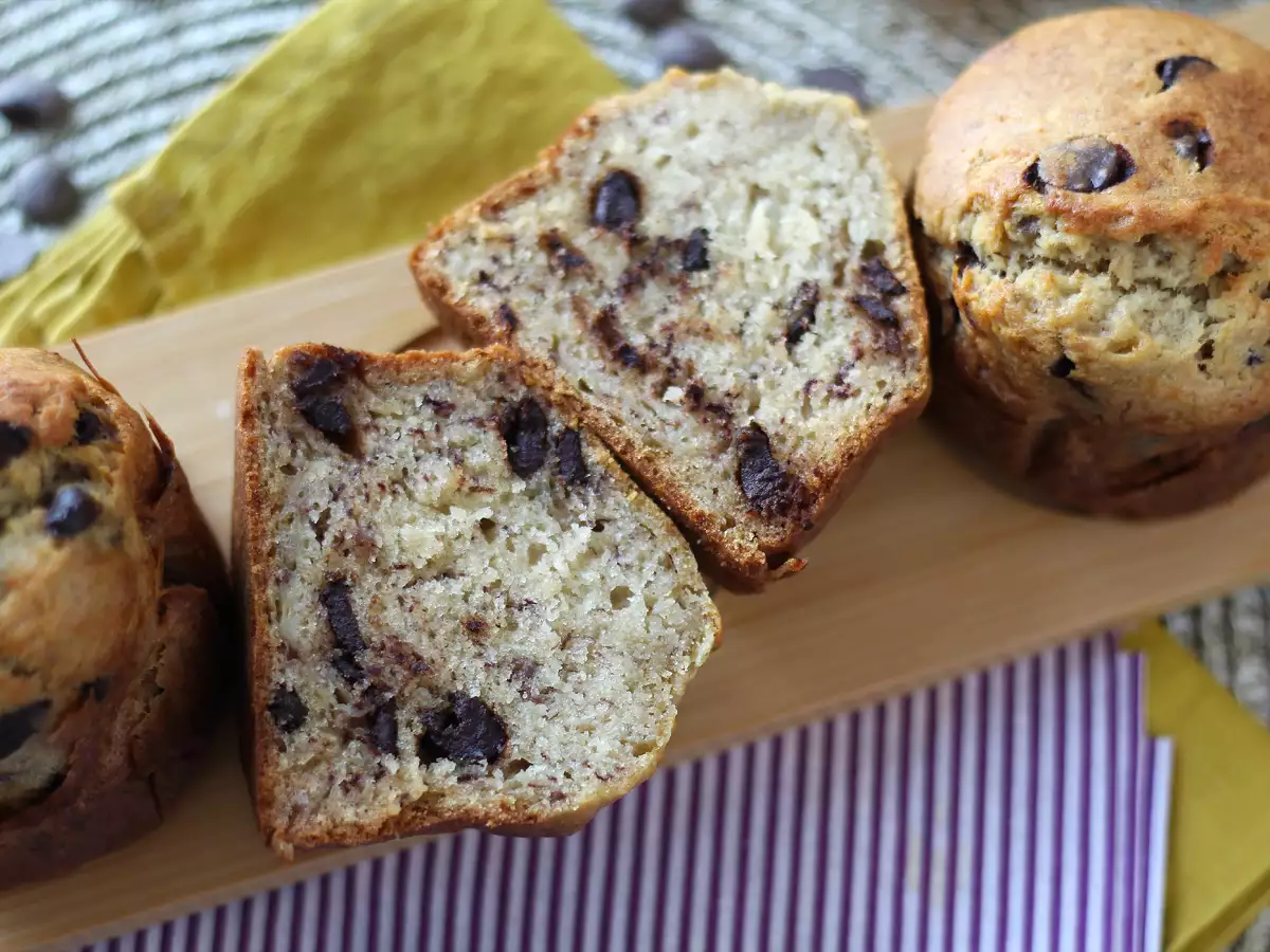 Pyszne muffinki bananowe z kawałkami czekolady - zdjęcie 2