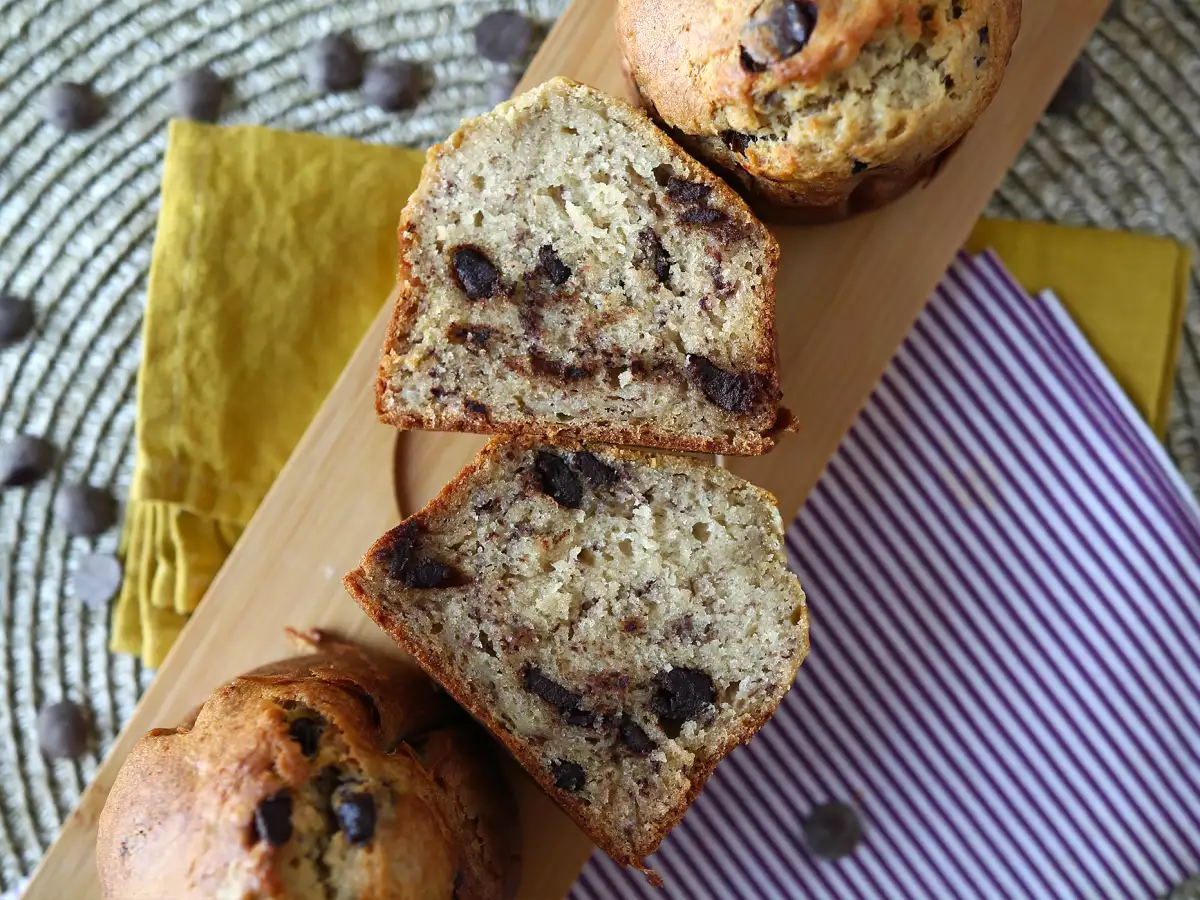 Pyszne muffinki bananowe z kawałkami czekolady - zdjęcie 4