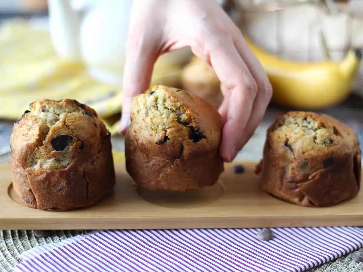 Pyszne muffinki bananowe z kawałkami czekolady - zdjęcie 7
