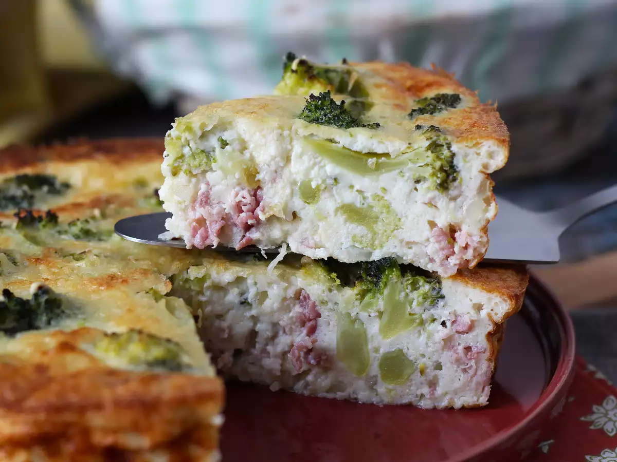 Quiche bez ciasta z brokułami, pancettą i serkiem wiejskim