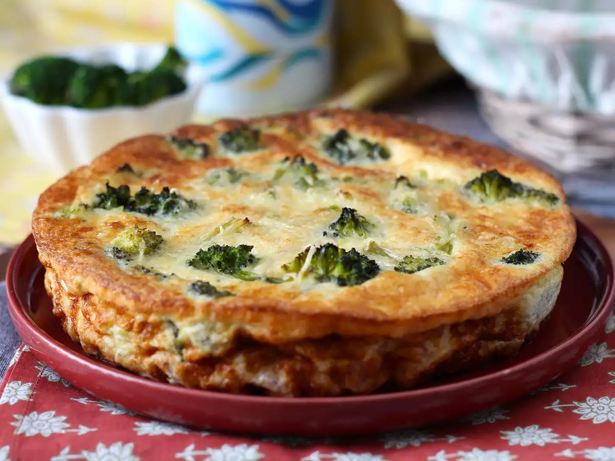 Quiche bez ciasta z brokułami, pancettą i serkiem wiejskim - zdjęcie 2